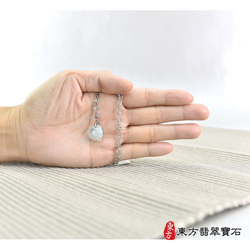 大小翡翠壽桃項鍊玉珮（福壽雙全：壽桃牌A貨翡翠壽桃玉珮、緬甸玉壽桃玉墜）。淺綠色帶點飄花細糯種壽桃，FW307。客製化訂做各種翡翠壽桃吊墜玉珮項鍊。★附A貨翡翠雙證書