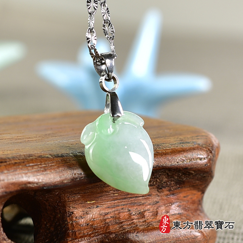 翡翠壽桃項鍊玉珮（福壽雙全：壽桃牌A貨翡翠壽桃玉珮、緬甸玉壽桃玉墜）。淺綠色帶點青綠色糯種壽桃，FW308。客製化訂做各種翡翠壽桃吊墜玉珮項鍊。★附A貨翡翠雙證書