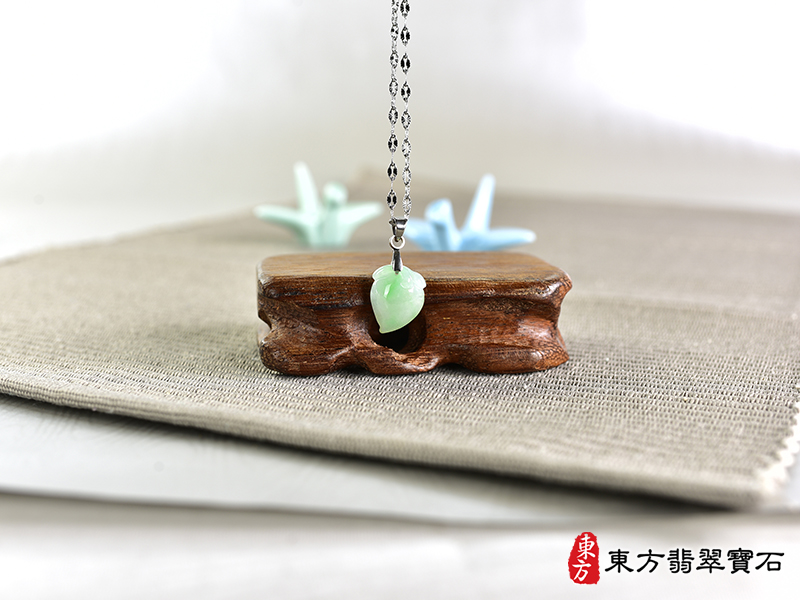 意境翡翠壽桃項鍊玉珮（福壽雙全：壽桃牌A貨翡翠壽桃玉珮、緬甸玉壽桃玉墜）。淺綠色帶點青綠色糯種壽桃，FW308。客製化訂做各種翡翠壽桃吊墜玉珮項鍊。★附A貨翡翠雙證書