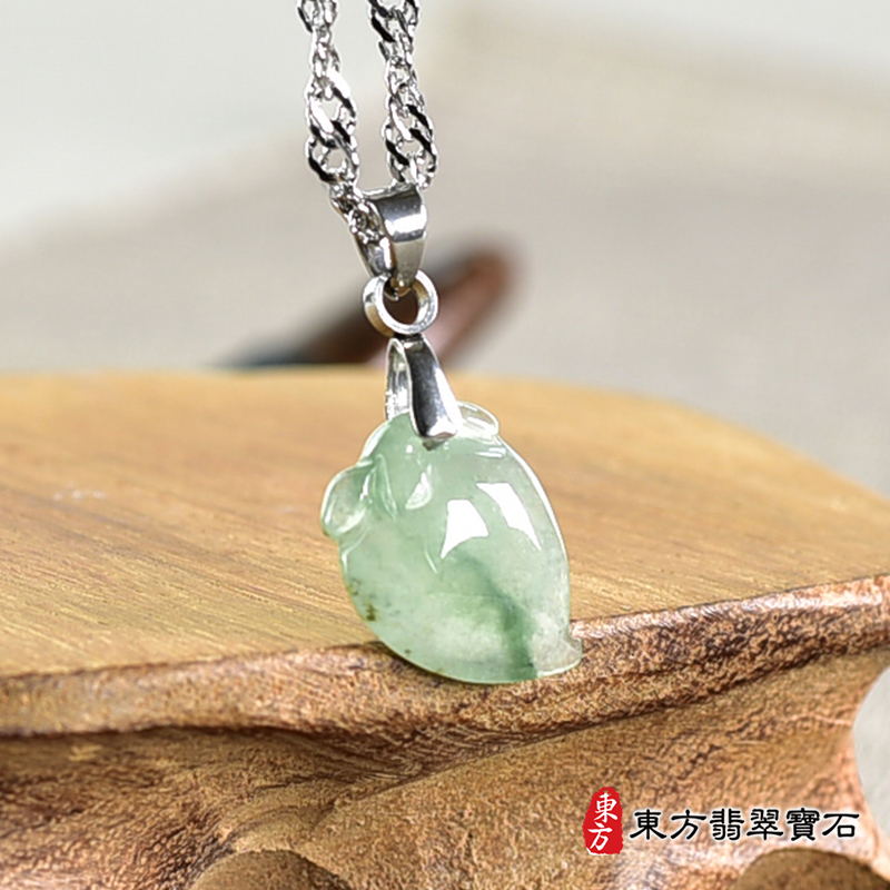 翡翠壽桃項鍊玉珮（福壽雙全：壽桃牌A貨翡翠壽桃玉珮、緬甸玉壽桃玉墜）。綠色帶點飄花冰糯種壽桃，FW309。客製化訂做各種翡翠壽桃吊墜玉珮項鍊。★附A貨翡翠雙證書