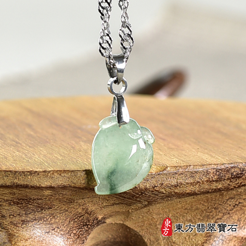 翡翠壽桃項鍊玉珮（福壽雙全：壽桃牌A貨翡翠壽桃玉珮、緬甸玉壽桃玉墜）。綠色帶點飄花冰糯種壽桃，FW309。客製化訂做各種翡翠壽桃吊墜玉珮項鍊。★附A貨翡翠雙證書