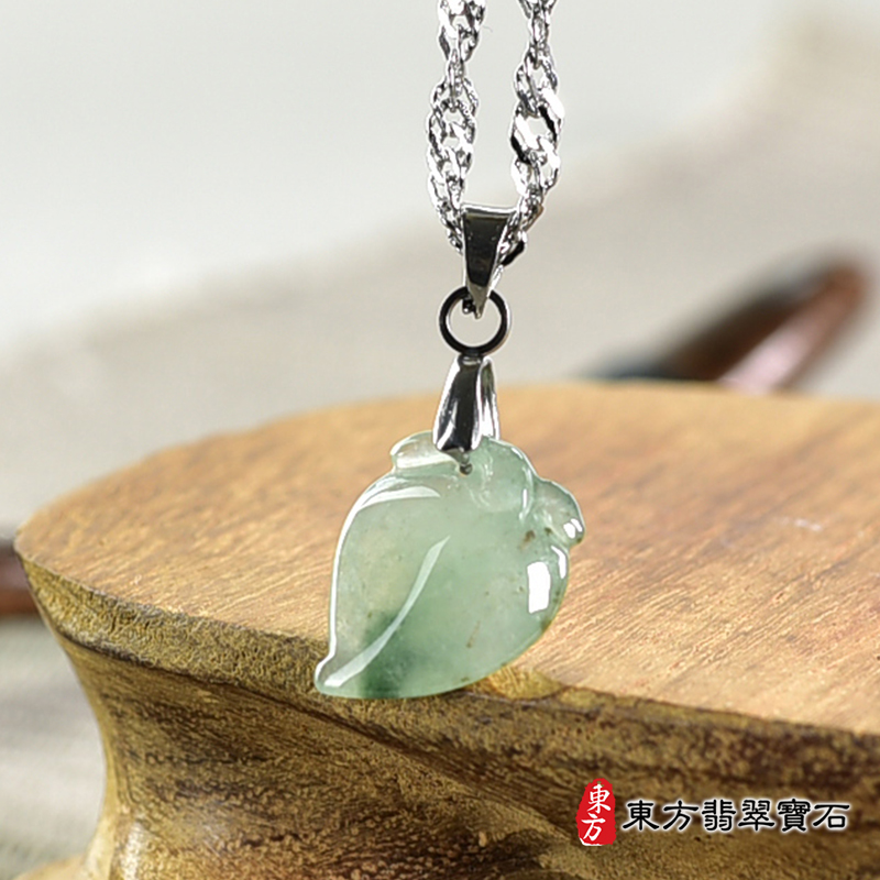 翡翠壽桃項鍊玉珮（福壽雙全：壽桃牌A貨翡翠壽桃玉珮、緬甸玉壽桃玉墜）。綠色帶點飄花冰糯種壽桃，FW309。客製化訂做各種翡翠壽桃吊墜玉珮項鍊。★附A貨翡翠雙證書