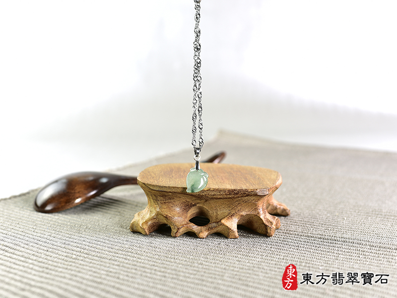 意境翡翠壽桃項鍊玉珮（福壽雙全：壽桃牌A貨翡翠壽桃玉珮、緬甸玉壽桃玉墜）。綠色帶點飄花冰糯種壽桃，FW309。客製化訂做各種翡翠壽桃吊墜玉珮項鍊。★附A貨翡翠雙證書
