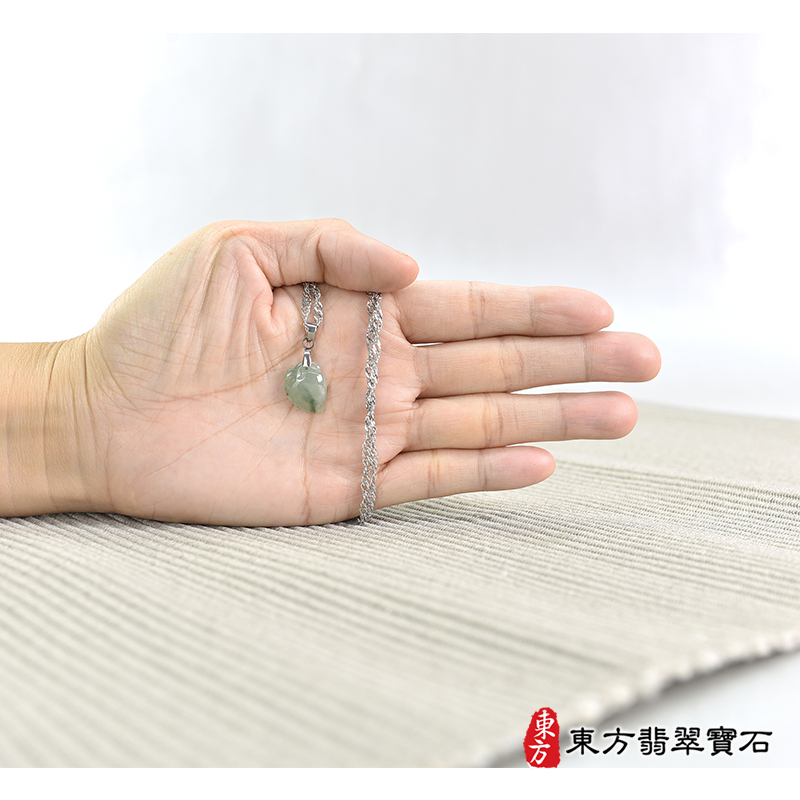 大小翡翠壽桃項鍊玉珮（福壽雙全：壽桃牌A貨翡翠壽桃玉珮、緬甸玉壽桃玉墜）。綠色帶點飄花冰糯種壽桃，FW309。客製化訂做各種翡翠壽桃吊墜玉珮項鍊。★附A貨翡翠雙證書