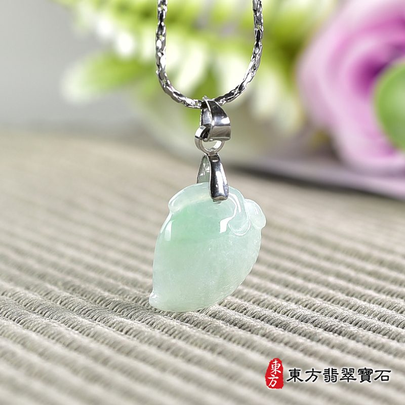 翡翠壽桃項鍊玉珮（福壽雙全：壽桃牌A貨翡翠壽桃玉珮、緬甸玉壽桃玉墜）。淺綠色帶點綠色糯種壽桃，FW310。客製化訂做各種翡翠壽桃吊墜玉珮項鍊。★附A貨翡翠雙證書