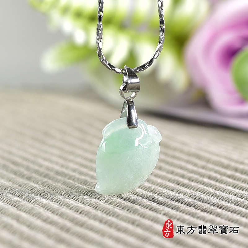 翡翠壽桃項鍊玉珮（福壽雙全：壽桃牌A貨翡翠壽桃玉珮、緬甸玉壽桃玉墜）。淺綠色帶點綠色糯種壽桃，FW310。客製化訂做各種翡翠壽桃吊墜玉珮項鍊。★附A貨翡翠雙證書