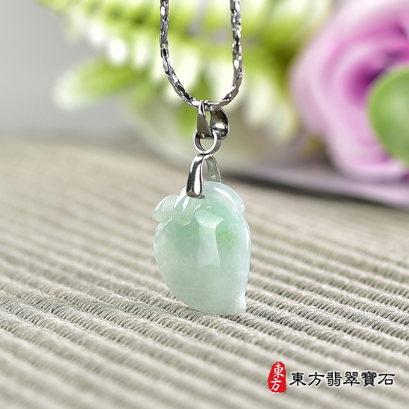 翡翠壽桃項鍊玉珮（福壽雙全：壽桃牌A貨翡翠壽桃玉珮、緬甸玉壽桃玉墜）。淺綠色帶點綠色糯種壽桃，FW310。客製化訂做各種翡翠壽桃吊墜玉珮項鍊。★附A貨翡翠雙證書
