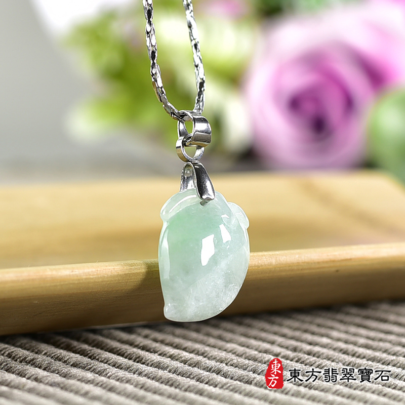 翡翠壽桃項鍊玉珮（福壽雙全：壽桃牌A貨翡翠壽桃玉珮、緬甸玉壽桃玉墜）。淺綠色帶點綠色糯種壽桃，FW310。客製化訂做各種翡翠壽桃吊墜玉珮項鍊。★附A貨翡翠雙證書