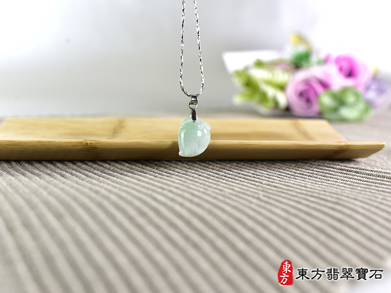 意境翡翠壽桃項鍊玉珮（福壽雙全：壽桃牌A貨翡翠壽桃玉珮、緬甸玉壽桃玉墜）。淺綠色帶點綠色糯種壽桃，FW310。客製化訂做各種翡翠壽桃吊墜玉珮項鍊。★附A貨翡翠雙證書