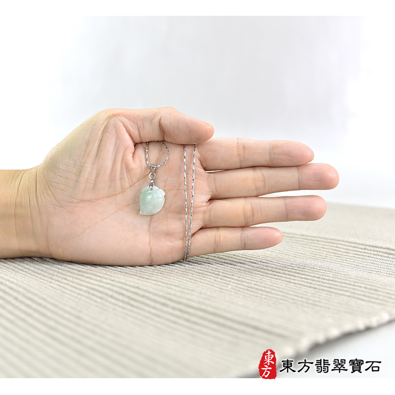 大小翡翠壽桃項鍊玉珮（福壽雙全：壽桃牌A貨翡翠壽桃玉珮、緬甸玉壽桃玉墜）。淺綠色帶點綠色糯種壽桃，FW310。客製化訂做各種翡翠壽桃吊墜玉珮項鍊。★附A貨翡翠雙證書