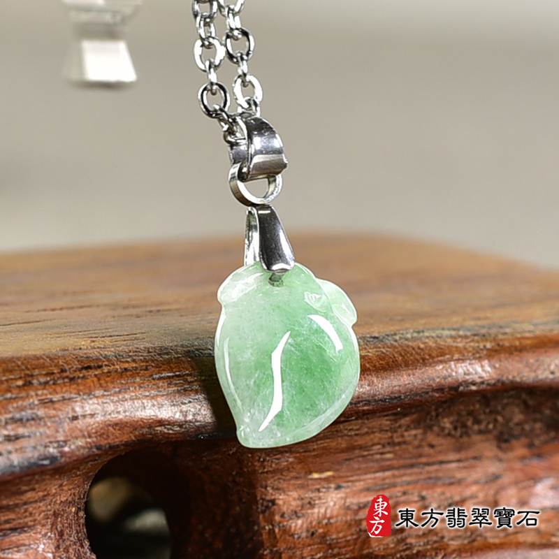 翡翠壽桃項鍊玉珮（福壽雙全：壽桃牌A貨翡翠壽桃玉珮、緬甸玉壽桃玉墜）。淺綠色帶綠色糯豆種壽桃，FW311。客製化訂做各種翡翠壽桃吊墜玉珮項鍊。★附A貨翡翠雙證書