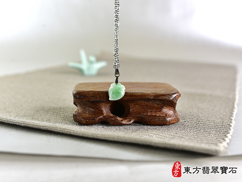 意境翡翠壽桃項鍊玉珮（福壽雙全：壽桃牌A貨翡翠壽桃玉珮、緬甸玉壽桃玉墜）。淺綠色帶綠色糯豆種壽桃，FW311。客製化訂做各種翡翠壽桃吊墜玉珮項鍊。★附A貨翡翠雙證書