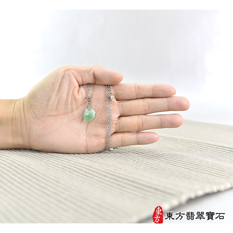 大小翡翠壽桃項鍊玉珮（福壽雙全：壽桃牌A貨翡翠壽桃玉珮、緬甸玉壽桃玉墜）。淺綠色帶綠色糯豆種壽桃，FW311。客製化訂做各種翡翠壽桃吊墜玉珮項鍊。★附A貨翡翠雙證書