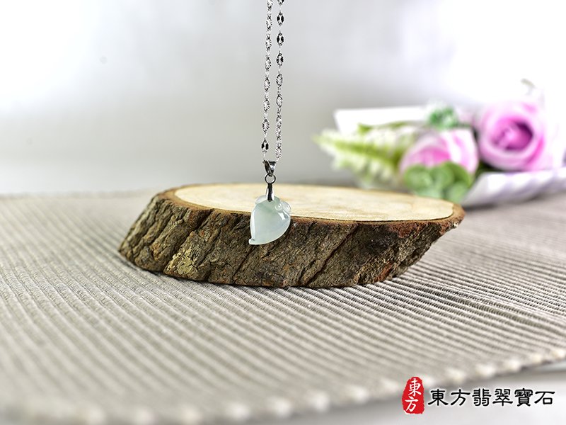 意境翡翠壽桃項鍊玉珮（福壽雙全：壽桃牌A貨翡翠壽桃玉珮、緬甸玉壽桃玉墜）。淺綠色帶點飄花冰糯種壽桃，FW312。客製化訂做各種翡翠壽桃吊墜玉珮項鍊。★附A貨翡翠雙證書