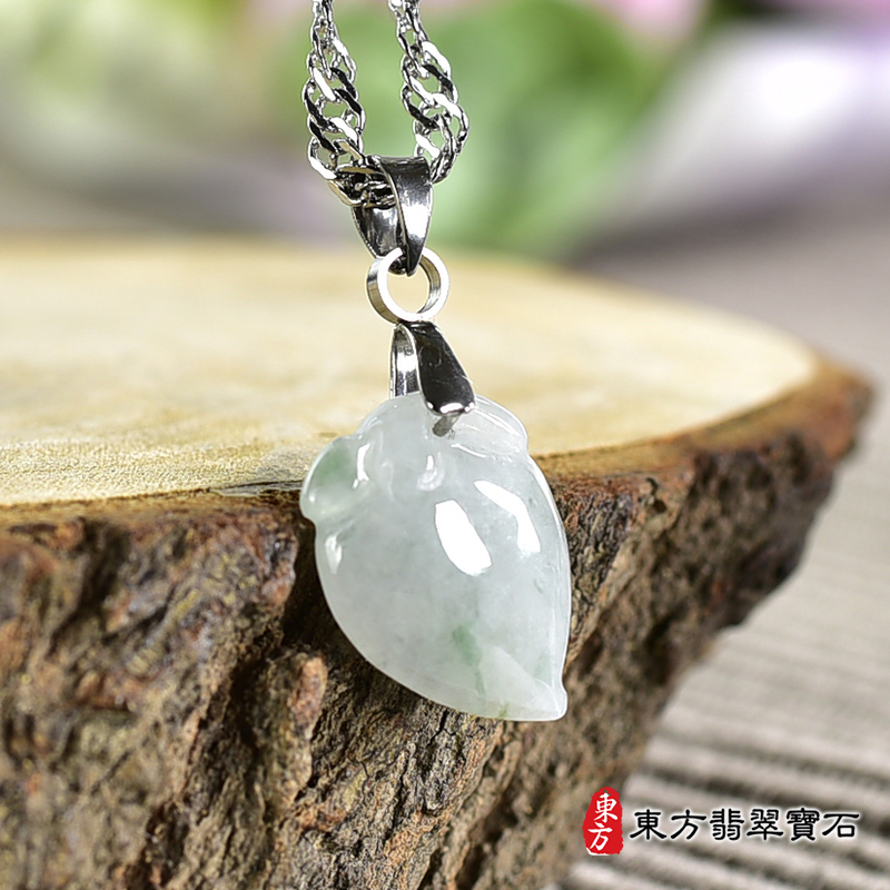 翡翠壽桃項鍊玉珮（福壽雙全：壽桃牌A貨翡翠壽桃玉珮、緬甸玉壽桃玉墜）。淺綠色帶點飄花冰糯種壽桃，FW313。客製化訂做各種翡翠壽桃吊墜玉珮項鍊。★附A貨翡翠雙證書
