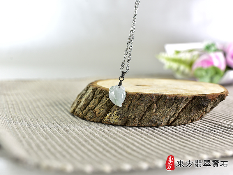 意境翡翠壽桃項鍊玉珮（福壽雙全：壽桃牌A貨翡翠壽桃玉珮、緬甸玉壽桃玉墜）。淺綠色帶點飄花冰糯種壽桃，FW313。客製化訂做各種翡翠壽桃吊墜玉珮項鍊。★附A貨翡翠雙證書