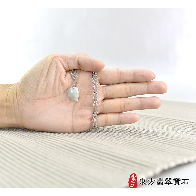 大小翡翠壽桃項鍊玉珮（福壽雙全：壽桃牌A貨翡翠壽桃玉珮、緬甸玉壽桃玉墜）。淺綠色帶點飄花冰糯種壽桃，FW313。客製化訂做各種翡翠壽桃吊墜玉珮項鍊。★附A貨翡翠雙證書