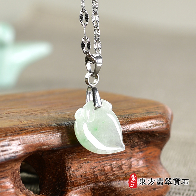 翡翠壽桃項鍊玉珮（福壽雙全：壽桃牌A貨翡翠壽桃玉珮、緬甸玉壽桃玉墜）。淺綠色糯種壽桃，FW314。客製化訂做各種翡翠壽桃吊墜玉珮項鍊。★附A貨翡翠雙證書