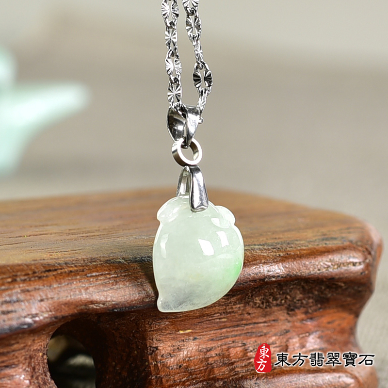 翡翠壽桃項鍊玉珮（福壽雙全：壽桃牌A貨翡翠壽桃玉珮、緬甸玉壽桃玉墜）。淺綠色糯種壽桃，FW314。客製化訂做各種翡翠壽桃吊墜玉珮項鍊。★附A貨翡翠雙證書