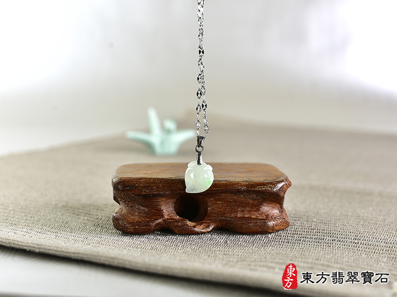 意境翡翠壽桃項鍊玉珮（福壽雙全：壽桃牌A貨翡翠壽桃玉珮、緬甸玉壽桃玉墜）。淺綠色糯種壽桃，FW314。客製化訂做各種翡翠壽桃吊墜玉珮項鍊。★附A貨翡翠雙證書