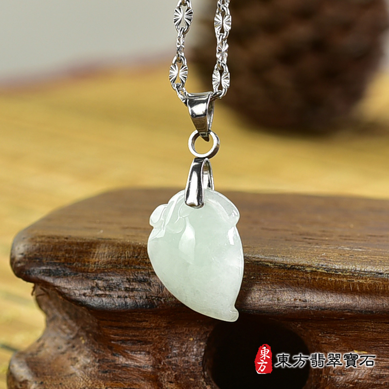 翡翠壽桃項鍊玉珮（福壽雙全：壽桃牌A貨翡翠壽桃玉珮、緬甸玉壽桃玉墜）。淺綠色糯種壽桃，FW315。客製化訂做各種翡翠壽桃吊墜玉珮項鍊。★附A貨翡翠雙證書