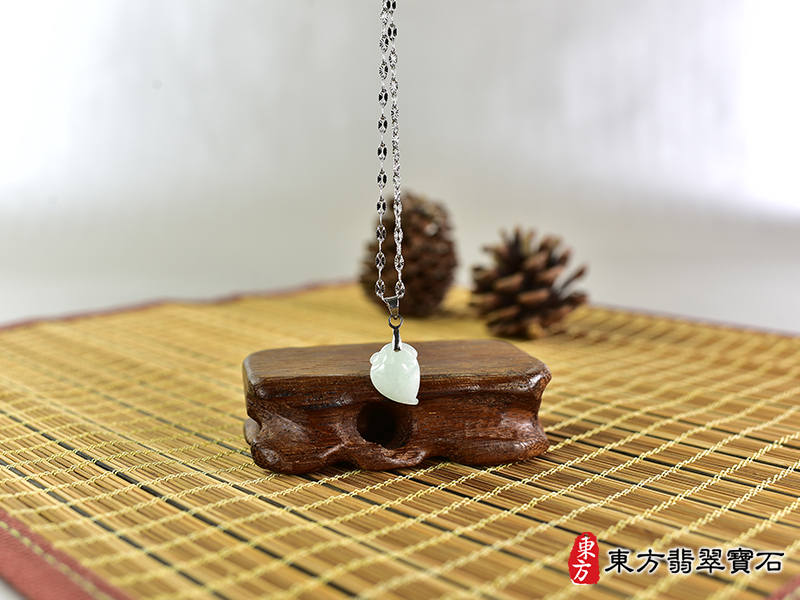 意境翡翠壽桃項鍊玉珮（福壽雙全：壽桃牌A貨翡翠壽桃玉珮、緬甸玉壽桃玉墜）。淺綠色糯種壽桃，FW315。客製化訂做各種翡翠壽桃吊墜玉珮項鍊。★附A貨翡翠雙證書