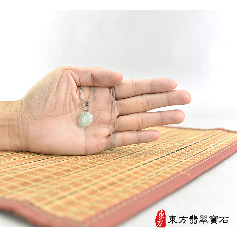 大小翡翠壽桃項鍊玉珮（福壽雙全：壽桃牌A貨翡翠壽桃玉珮、緬甸玉壽桃玉墜）。淺綠色糯種壽桃，FW315。客製化訂做各種翡翠壽桃吊墜玉珮項鍊。★附A貨翡翠雙證書