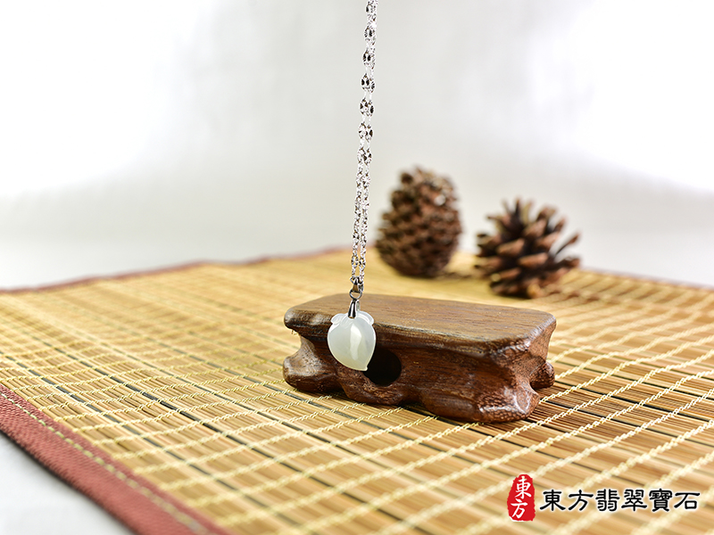 意境翡翠壽桃項鍊玉珮（福壽雙全：壽桃牌A貨翡翠壽桃玉珮、緬甸玉壽桃玉墜）。淺綠色細糯種壽桃，FW316。客製化訂做各種翡翠壽桃吊墜玉珮項鍊。★附A貨翡翠雙證書
