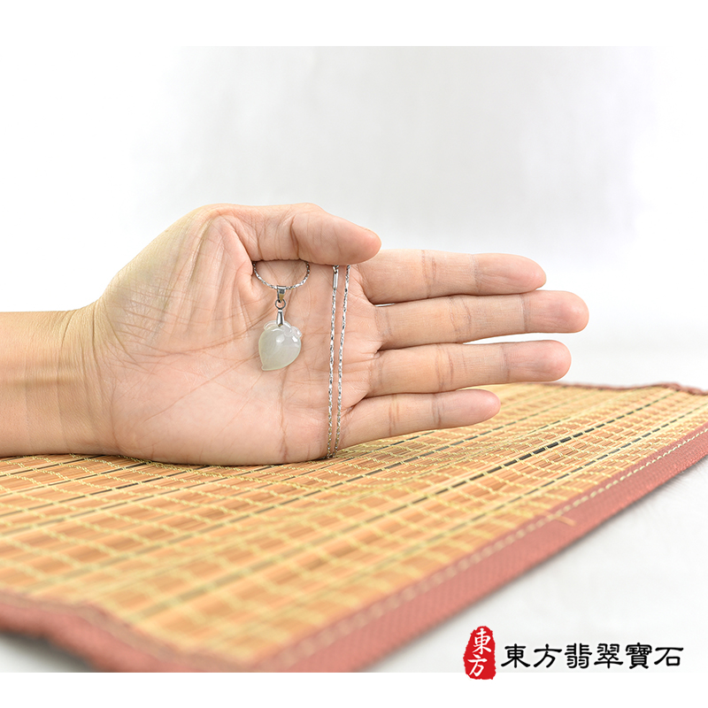 大小翡翠壽桃項鍊玉珮（福壽雙全：壽桃牌A貨翡翠壽桃玉珮、緬甸玉壽桃玉墜）。淺綠色細糯種壽桃，FW316。客製化訂做各種翡翠壽桃吊墜玉珮項鍊。★附A貨翡翠雙證書