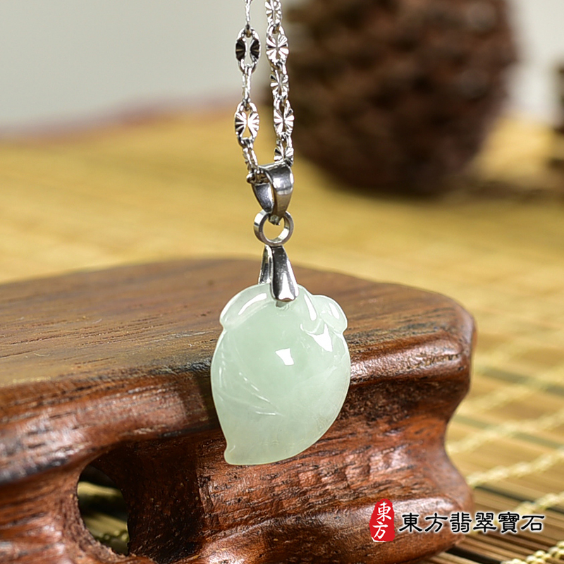翡翠壽桃項鍊玉珮（福壽雙全：壽桃牌A貨翡翠壽桃玉珮、緬甸玉壽桃玉墜）。淺綠色糯種壽桃，FW317。客製化訂做各種翡翠壽桃吊墜玉珮項鍊。★附A貨翡翠雙證書