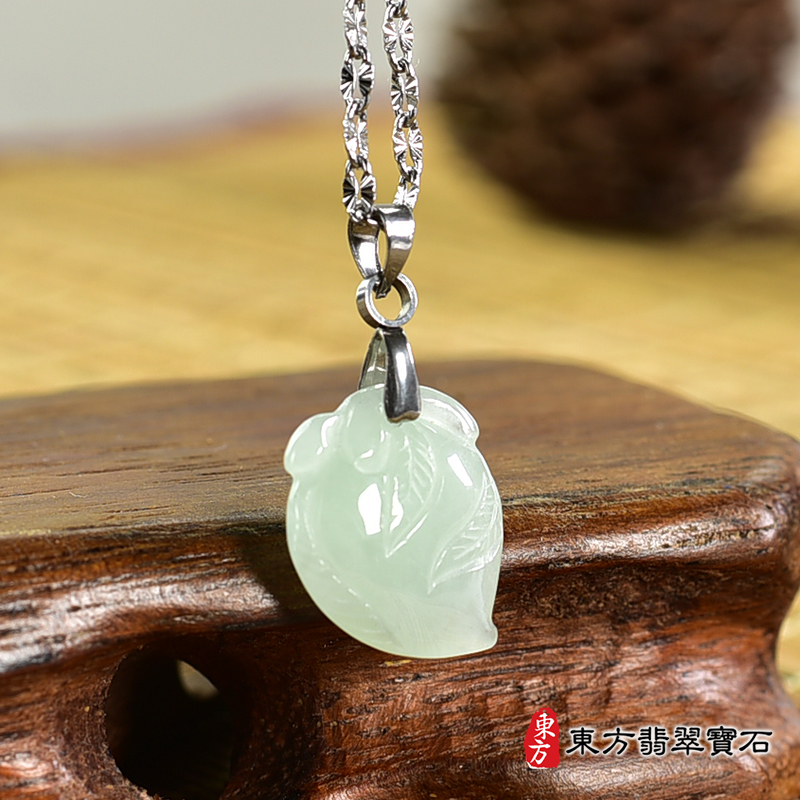 翡翠壽桃項鍊玉珮（福壽雙全：壽桃牌A貨翡翠壽桃玉珮、緬甸玉壽桃玉墜）。淺綠色糯種壽桃，FW317。客製化訂做各種翡翠壽桃吊墜玉珮項鍊。★附A貨翡翠雙證書
