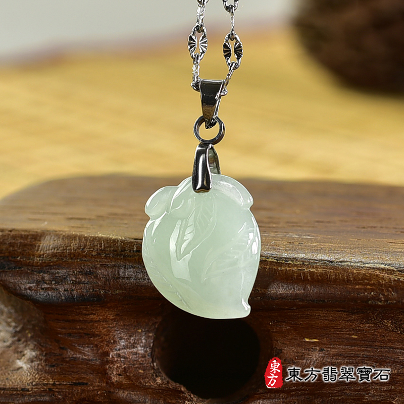 翡翠壽桃項鍊玉珮（福壽雙全：壽桃牌A貨翡翠壽桃玉珮、緬甸玉壽桃玉墜）。淺綠色糯種壽桃，FW317。客製化訂做各種翡翠壽桃吊墜玉珮項鍊。★附A貨翡翠雙證書