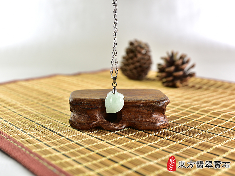 意境翡翠壽桃項鍊玉珮（福壽雙全：壽桃牌A貨翡翠壽桃玉珮、緬甸玉壽桃玉墜）。淺綠色糯種壽桃，FW317。客製化訂做各種翡翠壽桃吊墜玉珮項鍊。★附A貨翡翠雙證書
