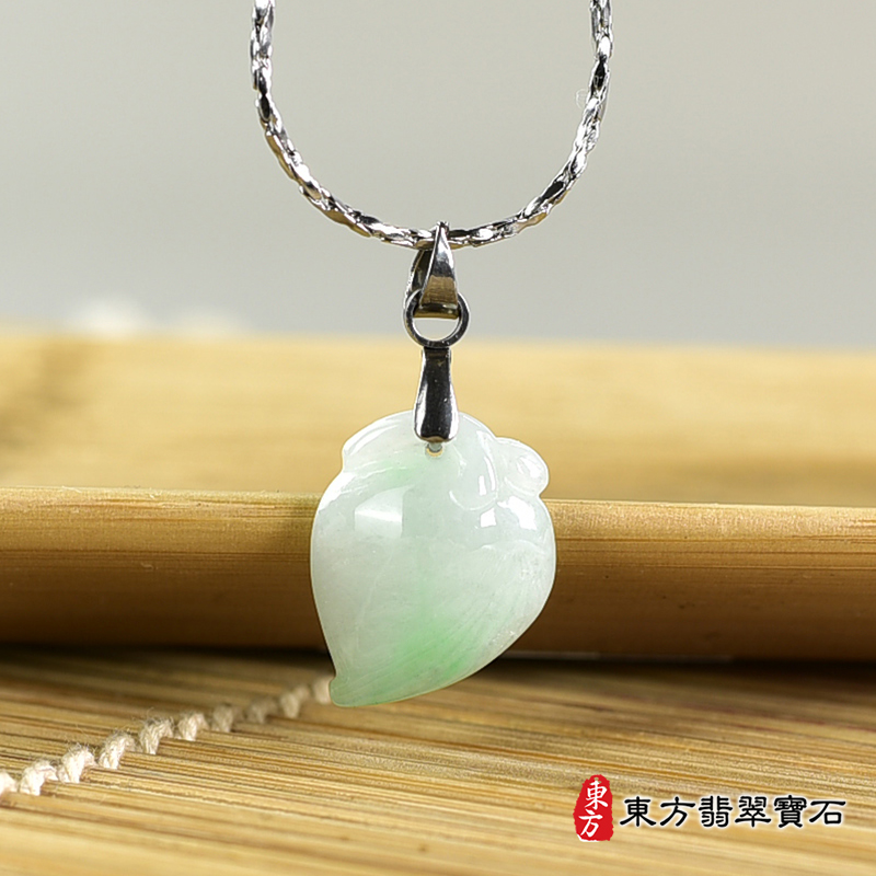翡翠壽桃項鍊玉珮（福壽雙全：壽桃牌A貨翡翠壽桃玉珮、緬甸玉壽桃玉墜）。淺綠色糯種壽桃，FW319。客製化訂做各種翡翠壽桃吊墜玉珮項鍊。★附A貨翡翠雙證書