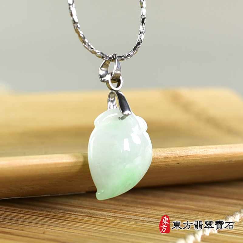 翡翠壽桃項鍊玉珮（福壽雙全：壽桃牌A貨翡翠壽桃玉珮、緬甸玉壽桃玉墜）。淺綠色糯種壽桃，FW319。客製化訂做各種翡翠壽桃吊墜玉珮項鍊。★附A貨翡翠雙證書