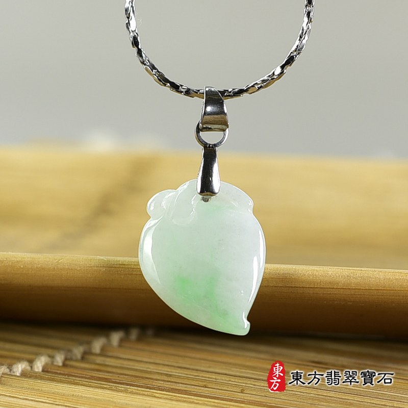 翡翠壽桃項鍊玉珮（福壽雙全：壽桃牌A貨翡翠壽桃玉珮、緬甸玉壽桃玉墜）。淺綠色糯種壽桃，FW319。客製化訂做各種翡翠壽桃吊墜玉珮項鍊。★附A貨翡翠雙證書