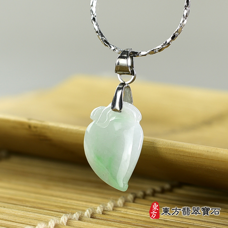 翡翠壽桃項鍊玉珮（福壽雙全：壽桃牌A貨翡翠壽桃玉珮、緬甸玉壽桃玉墜）。淺綠色糯種壽桃，FW319。客製化訂做各種翡翠壽桃吊墜玉珮項鍊。★附A貨翡翠雙證書
