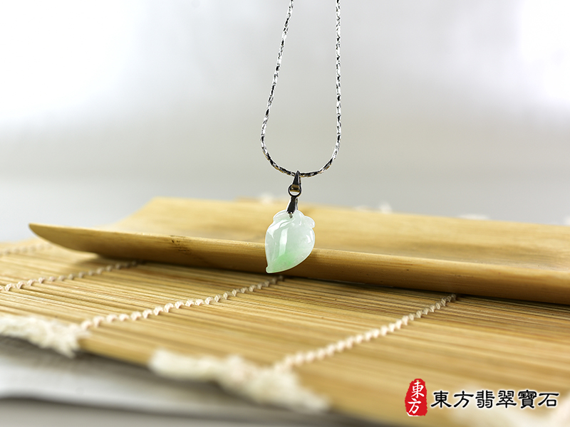意境翡翠壽桃項鍊玉珮（福壽雙全：壽桃牌A貨翡翠壽桃玉珮、緬甸玉壽桃玉墜）。淺綠色糯種壽桃，FW319。客製化訂做各種翡翠壽桃吊墜玉珮項鍊。★附A貨翡翠雙證書