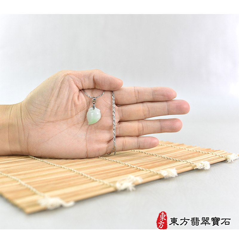大小翡翠壽桃項鍊玉珮（福壽雙全：壽桃牌A貨翡翠壽桃玉珮、緬甸玉壽桃玉墜）。淺綠色糯種壽桃，FW319。客製化訂做各種翡翠壽桃吊墜玉珮項鍊。★附A貨翡翠雙證書