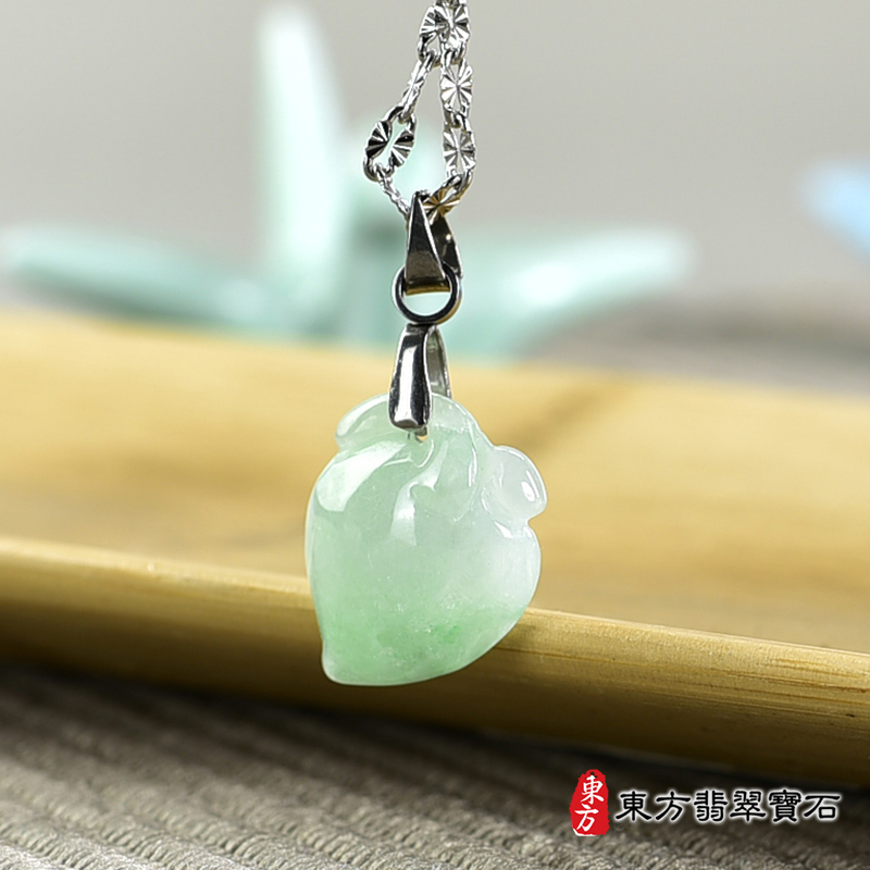 翡翠壽桃項鍊玉珮（福壽雙全：壽桃牌A貨翡翠壽桃玉珮、緬甸玉壽桃玉墜）。淺綠色糯豆種壽桃，FW320。客製化訂做各種翡翠壽桃吊墜玉珮項鍊。★附A貨翡翠雙證書