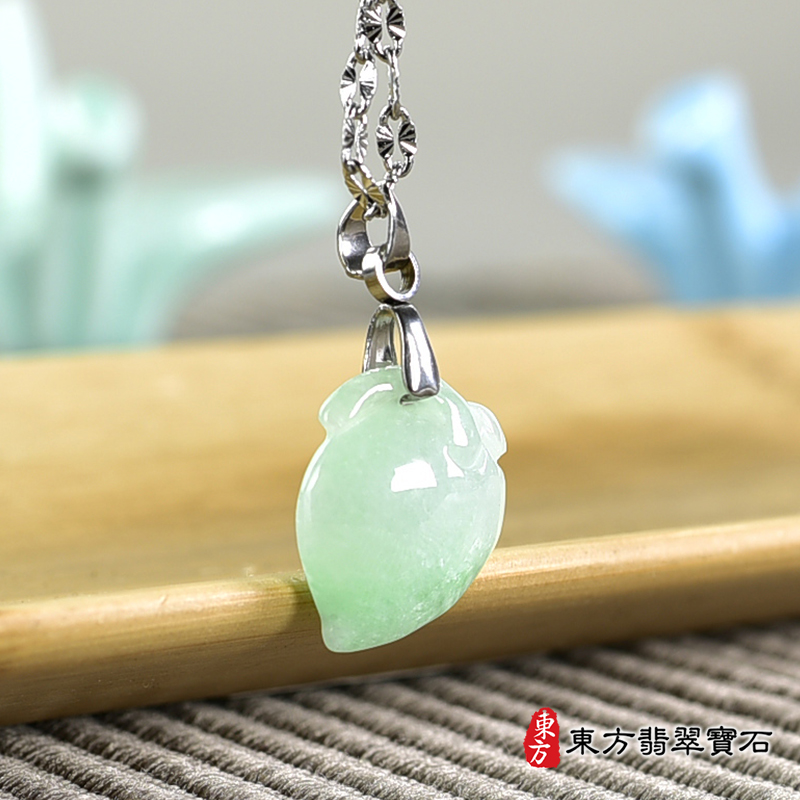 翡翠壽桃項鍊玉珮（福壽雙全：壽桃牌A貨翡翠壽桃玉珮、緬甸玉壽桃玉墜）。淺綠色糯豆種壽桃，FW320。客製化訂做各種翡翠壽桃吊墜玉珮項鍊。★附A貨翡翠雙證書