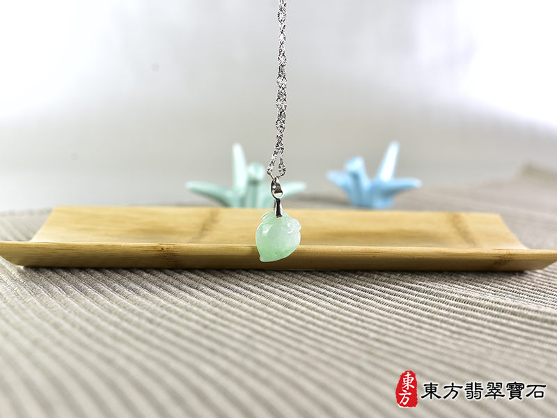 意境翡翠壽桃項鍊玉珮（福壽雙全：壽桃牌A貨翡翠壽桃玉珮、緬甸玉壽桃玉墜）。淺綠色糯豆種壽桃，FW320。客製化訂做各種翡翠壽桃吊墜玉珮項鍊。★附A貨翡翠雙證書