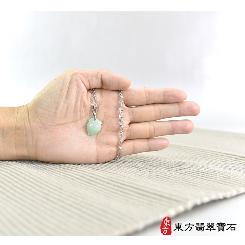 大小翡翠壽桃項鍊玉珮（福壽雙全：壽桃牌A貨翡翠壽桃玉珮、緬甸玉壽桃玉墜）。淺綠色糯豆種壽桃，FW320。客製化訂做各種翡翠壽桃吊墜玉珮項鍊。★附A貨翡翠雙證書
