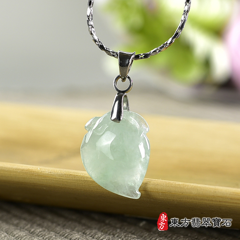 翡翠壽桃項鍊玉珮（福壽雙全：壽桃牌A貨翡翠壽桃玉珮、緬甸玉壽桃玉墜）。淺綠色冰糯種壽桃，FW321。客製化訂做各種翡翠壽桃吊墜玉珮項鍊。★附A貨翡翠雙證書