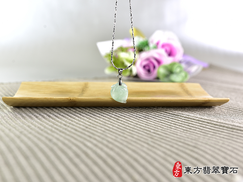 意境翡翠壽桃項鍊玉珮（福壽雙全：壽桃牌A貨翡翠壽桃玉珮、緬甸玉壽桃玉墜）。淺綠色冰糯種壽桃，FW321。客製化訂做各種翡翠壽桃吊墜玉珮項鍊。★附A貨翡翠雙證書