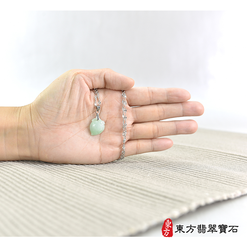 大小翡翠壽桃項鍊玉珮（福壽雙全：壽桃牌A貨翡翠壽桃玉珮、緬甸玉壽桃玉墜）。淺綠色冰糯種壽桃，FW321。客製化訂做各種翡翠壽桃吊墜玉珮項鍊。★附A貨翡翠雙證書