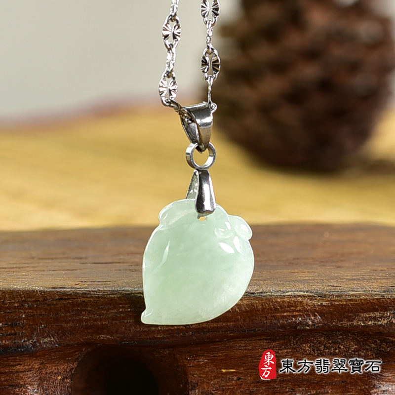 翡翠壽桃項鍊玉珮（福壽雙全：壽桃牌A貨翡翠壽桃玉珮、緬甸玉壽桃玉墜）。淺綠色糯豆種壽桃，FW322。客製化訂做各種翡翠壽桃吊墜玉珮項鍊。★附A貨翡翠雙證書