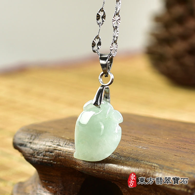 翡翠壽桃項鍊玉珮（福壽雙全：壽桃牌A貨翡翠壽桃玉珮、緬甸玉壽桃玉墜）。淺綠色糯豆種壽桃，FW322。客製化訂做各種翡翠壽桃吊墜玉珮項鍊。★附A貨翡翠雙證書