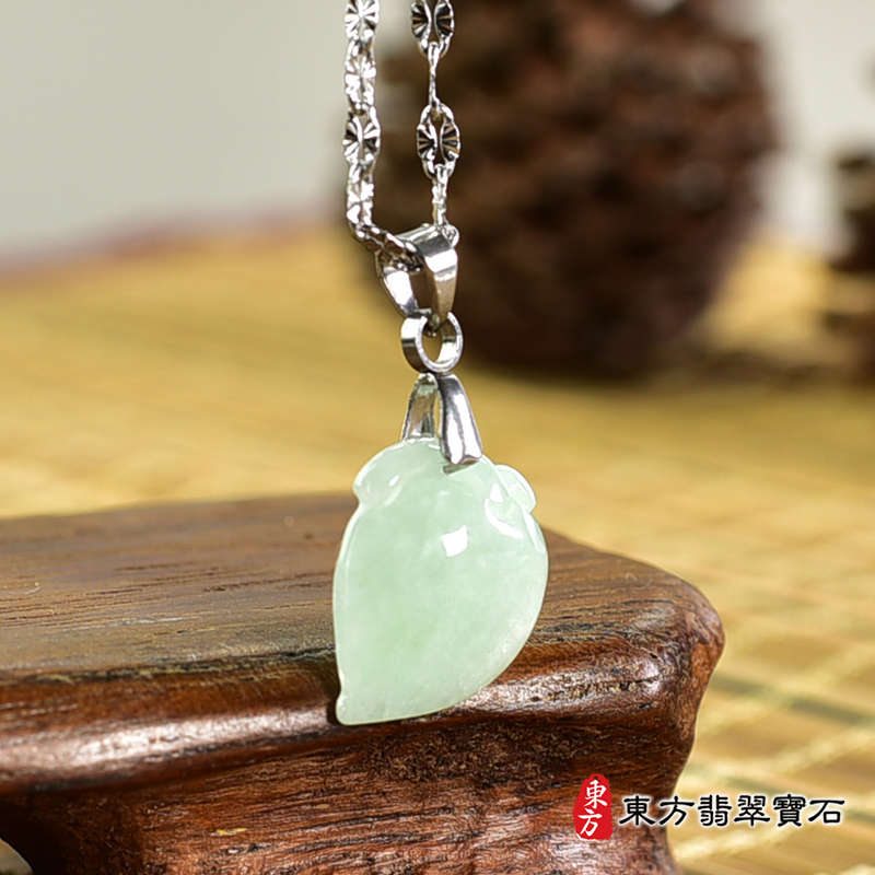翡翠壽桃項鍊玉珮（福壽雙全：壽桃牌A貨翡翠壽桃玉珮、緬甸玉壽桃玉墜）。淺綠色糯豆種壽桃，FW322。客製化訂做各種翡翠壽桃吊墜玉珮項鍊。★附A貨翡翠雙證書