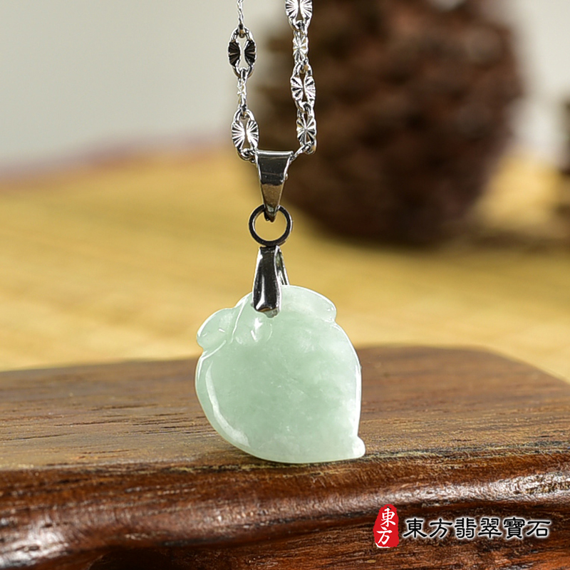 翡翠壽桃項鍊玉珮（福壽雙全：壽桃牌A貨翡翠壽桃玉珮、緬甸玉壽桃玉墜）。淺綠色糯豆種壽桃，FW322。客製化訂做各種翡翠壽桃吊墜玉珮項鍊。★附A貨翡翠雙證書